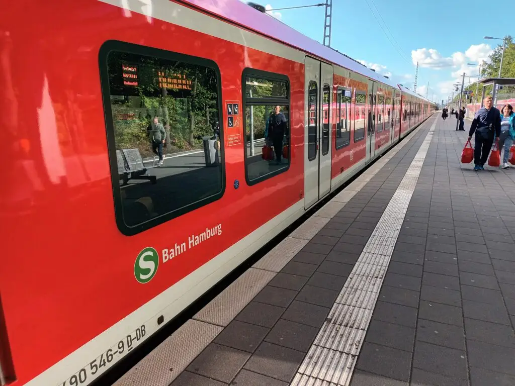 [:en]A local train at a station in Germany.[:]