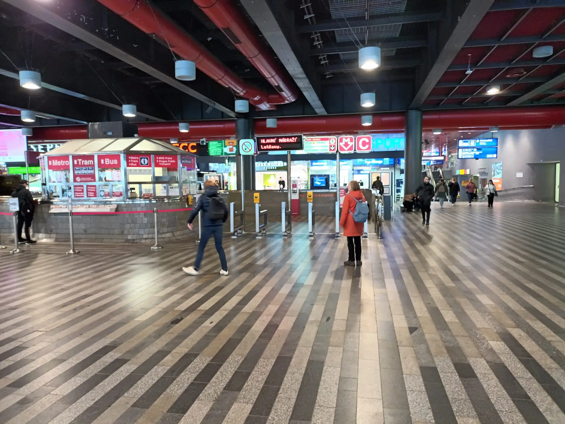 [:en]People at Prague Train Station[:]