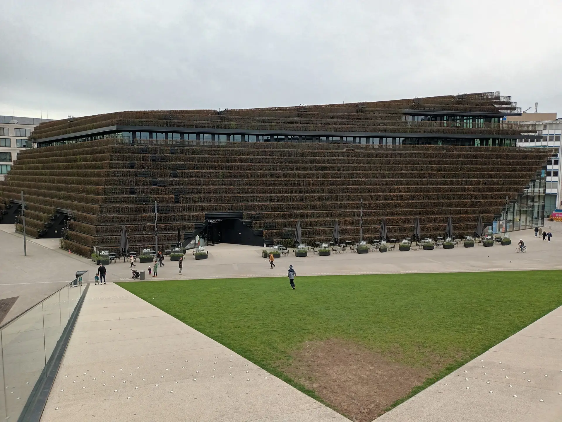 [:en]The Kö-Bogen2 house is covered with vegetation. Small trees have been planted on the levels on the walls of the house.[:]