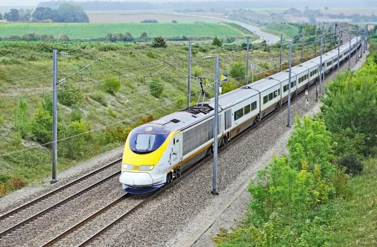 [:en]Eurostar train on tracks[:]