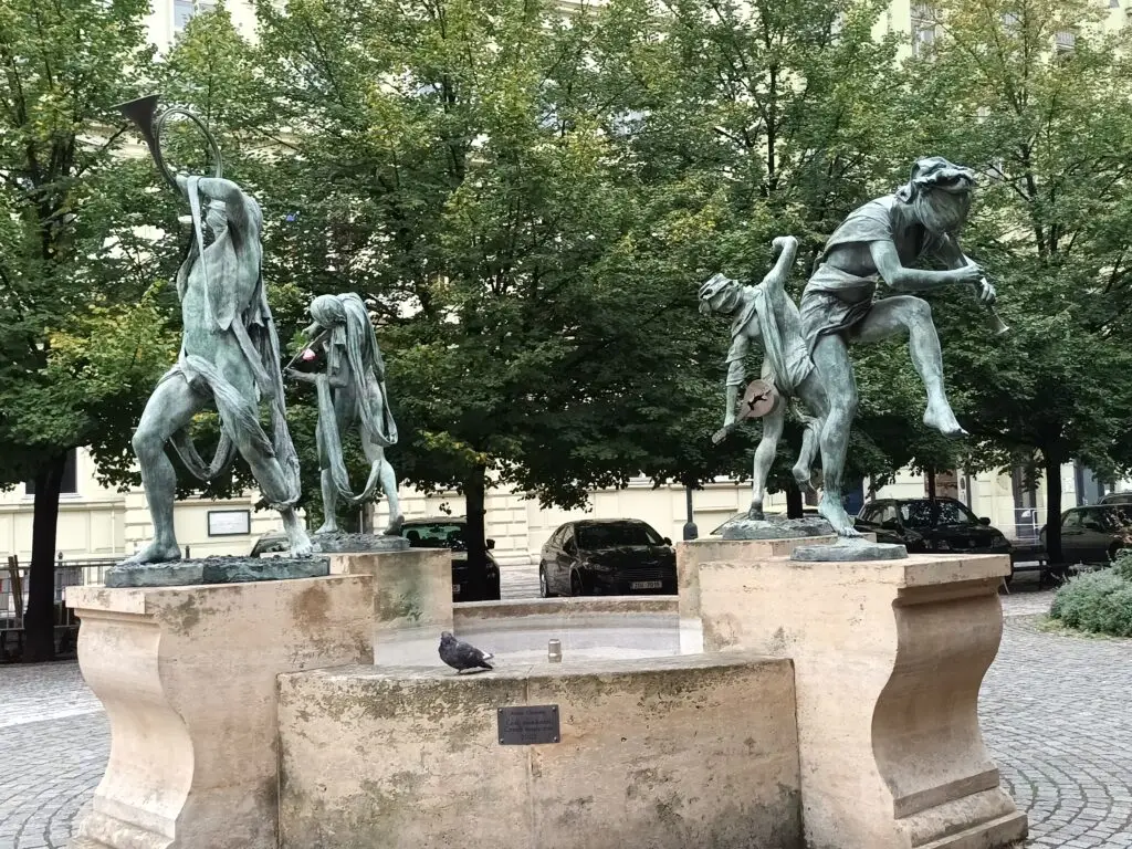 [:en]Dancing musicians statue. Four statue figures are dancing and playing different instruments.[:]