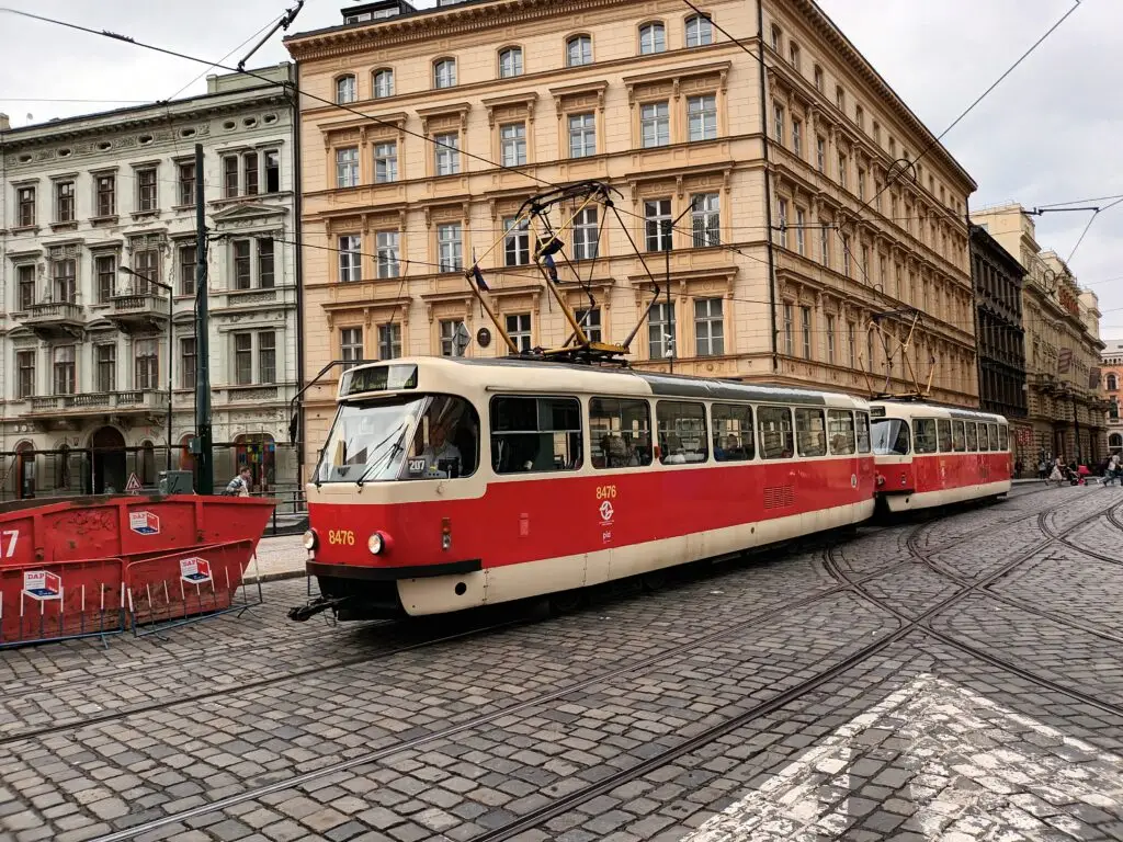 [:en]A vintage tram on the streets of Prague.[:]