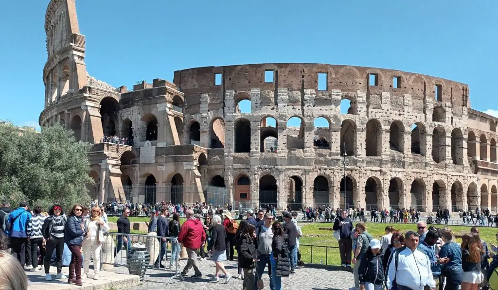 [:en]People at the Roman Colosseum.[:]