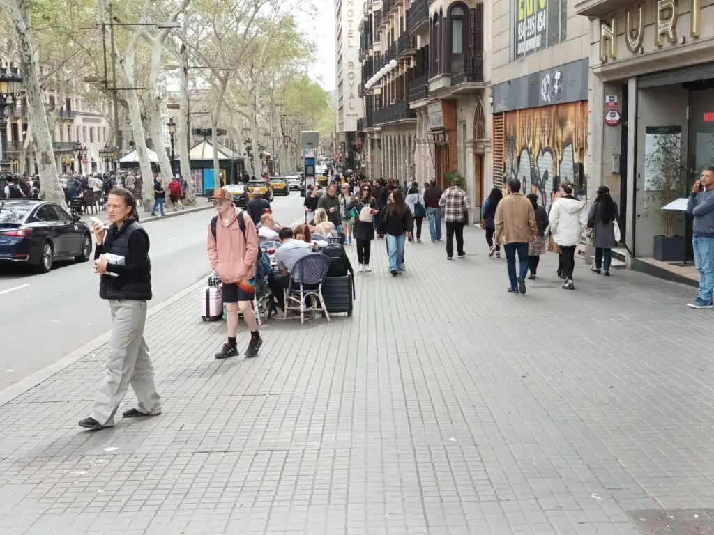 [:en]People on La Rambla street in Barcelona.[:]