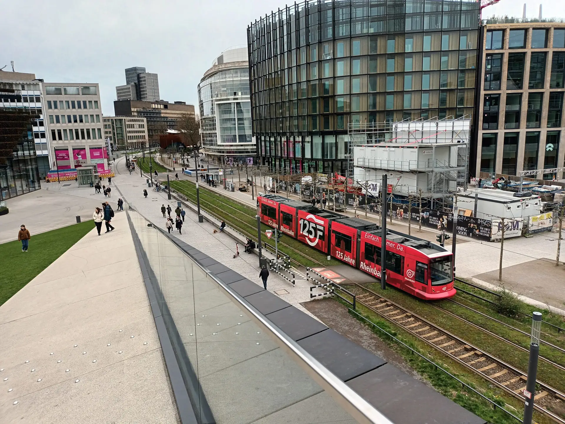 [:en]Düsseldorf pedestrian zone. Tram and walking people.[:]