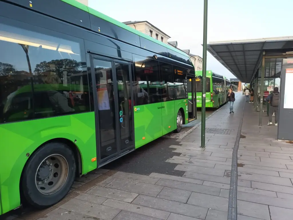 [:en]Green Flixbus at the station.[:]
