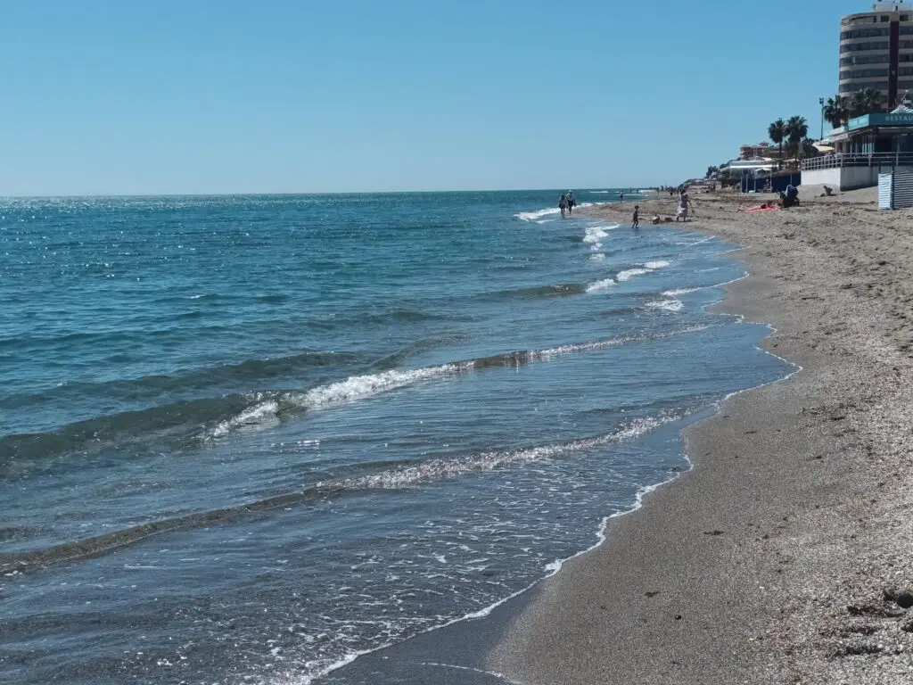 [:en]The beach of Fuengirola in Spain. Waves flow to the shore.[:]
