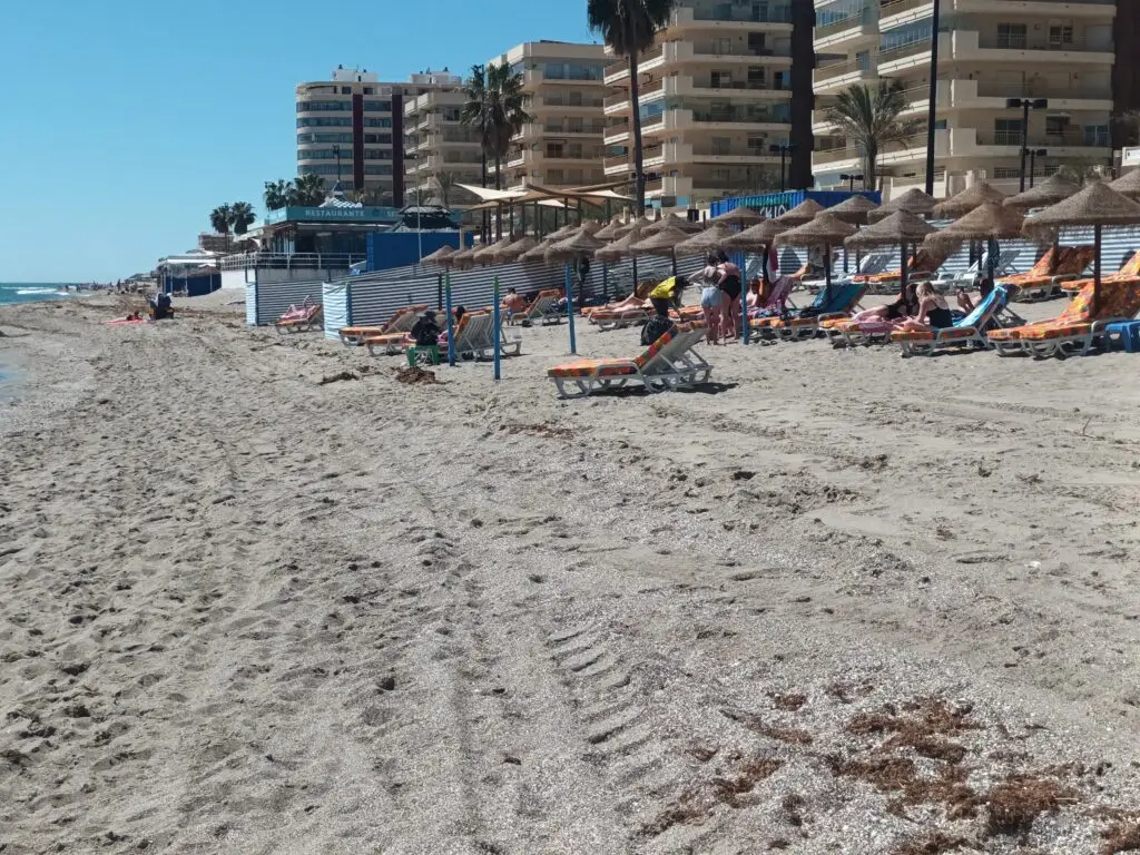 [:en]Fuengirola sandy beach. A few people.[:]