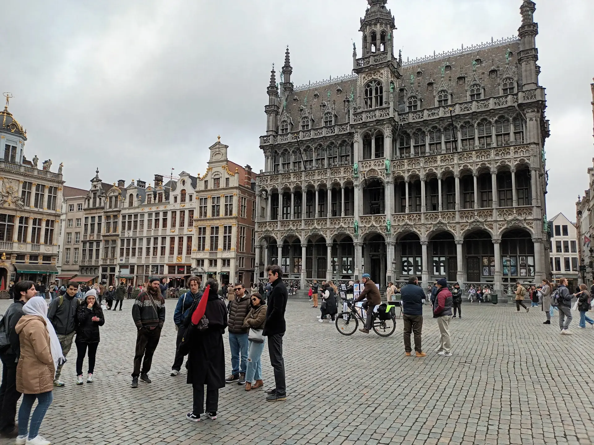 [:en]Grand Palace in Brussels. A tourist in the yard.[:]