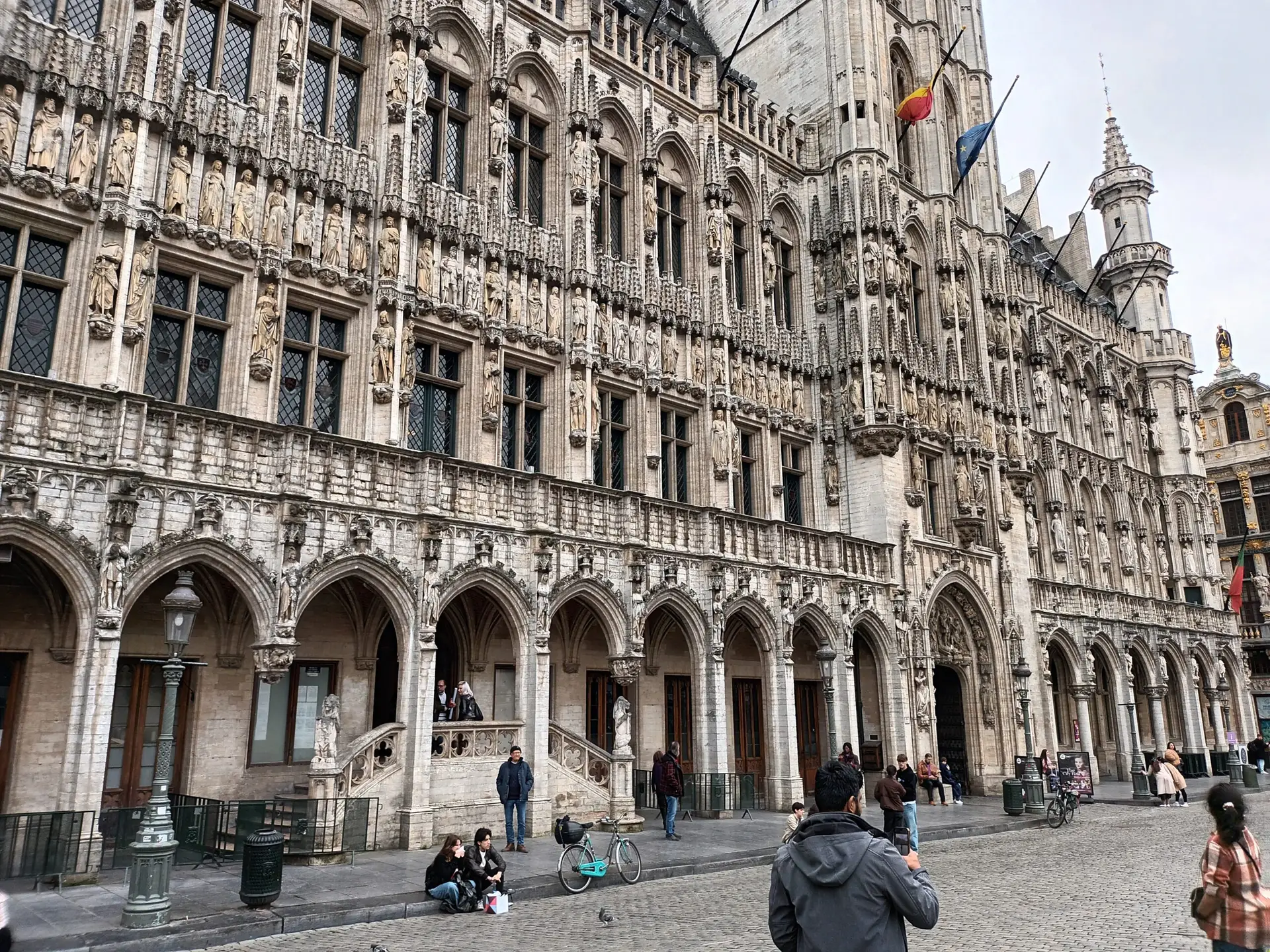 [:en]Grand Palace in Brussels. A tourist in the yard.[:]