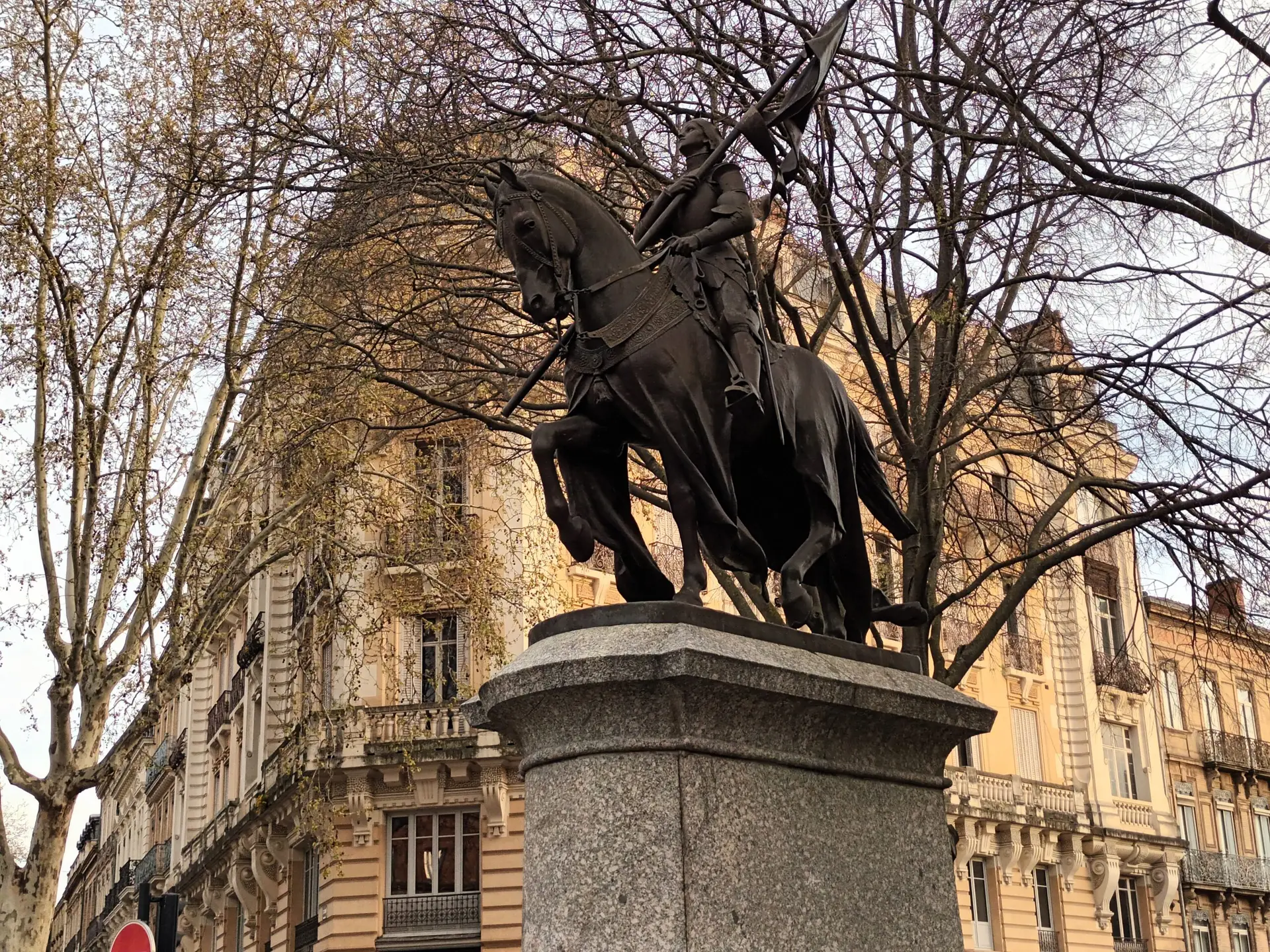 [:en]Statue of Joan of Arc in Toulouse. Joan of Arc rides a horse.[:]