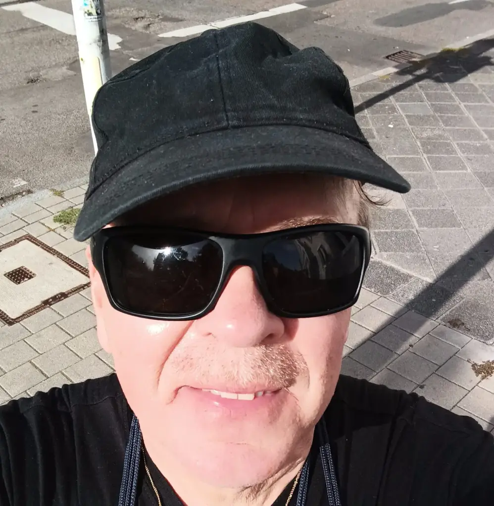 [:en]The administrator of this site. Close-up. A man wearing sunglasses and a cap.[:]
