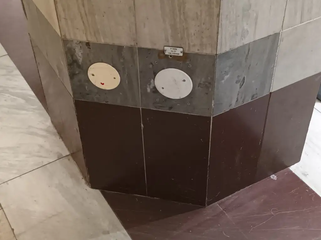 Pistorasiat on poistettu ja korvattu peitelevyillä.