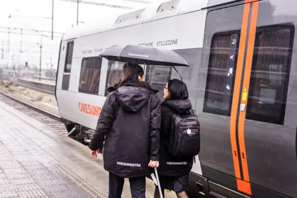 [:en]Öresundtåg train staff members are walking on the platform[:]