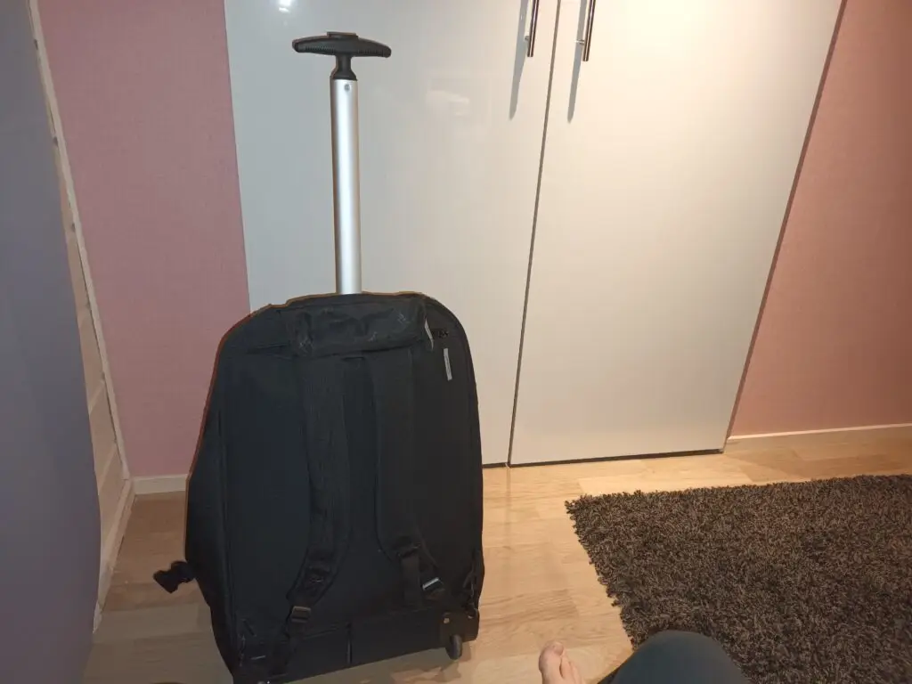 [:en]Large backpack with the drawbar extended out.[:]