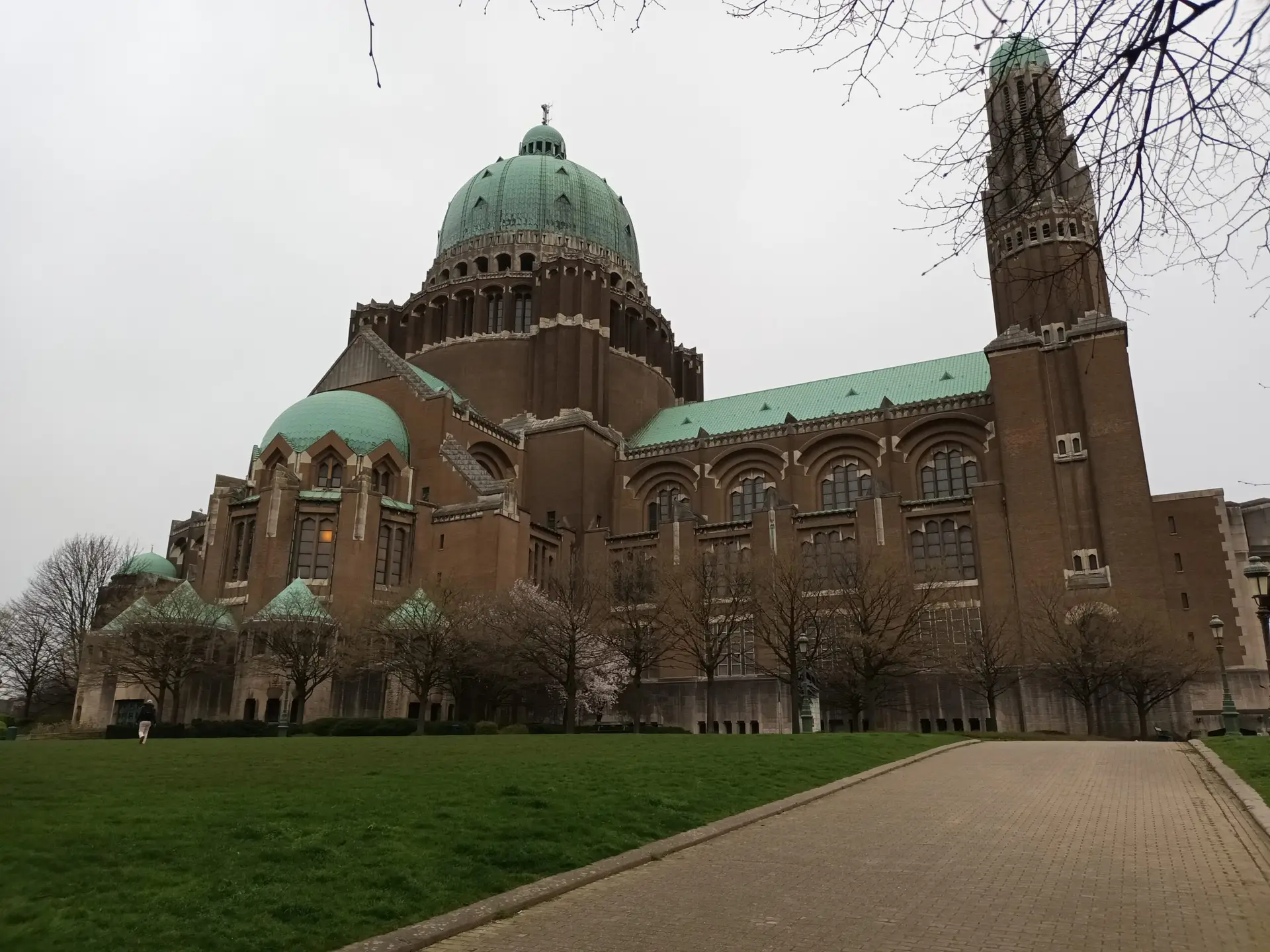 [:en]Historic building in Brussels. There is a large dome on the roof.[:]