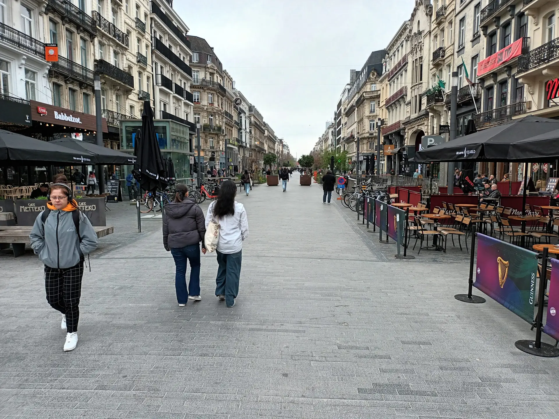 [:en]Pedestrian street in Brussels. People are walking down the street.[:]