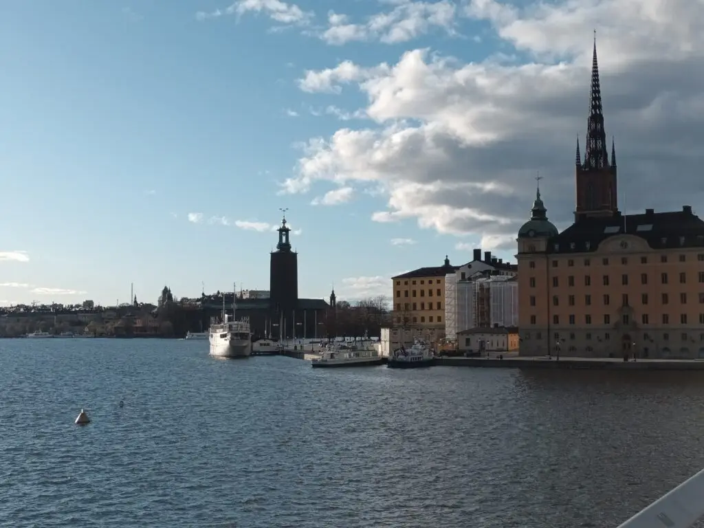 [:en]Buildings in Stockholm. In the foreground, the city bay.[:]