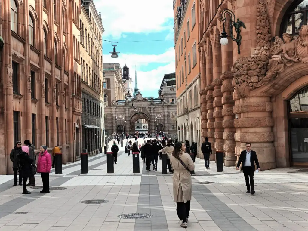 [:en]A group of people on the street near the Royal Palace of Stockholm.[:]