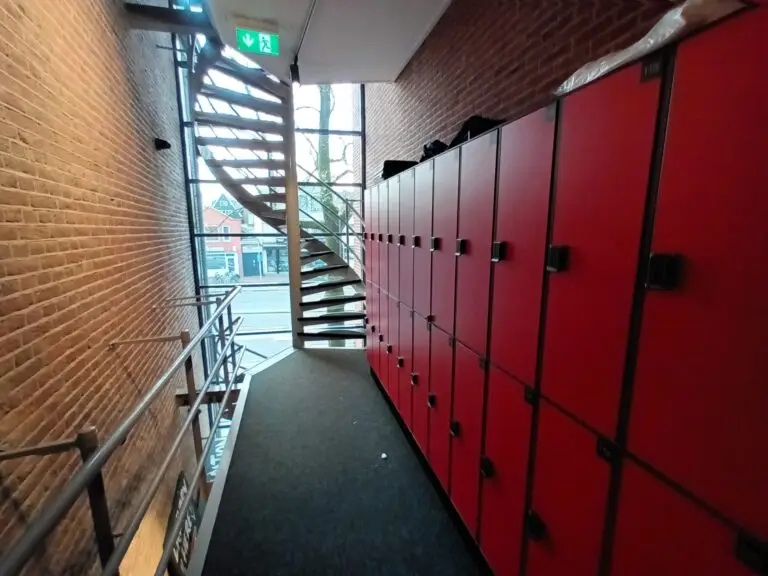[:en]The locked red lockers of the capsule hotel.[:]