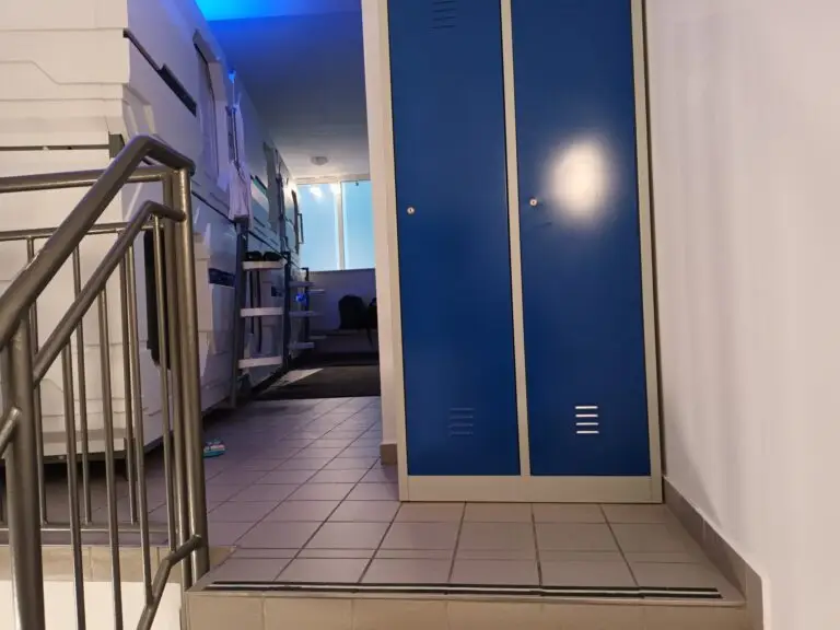 [:en]Capsule hotel's staircase and wardrobe.[:]