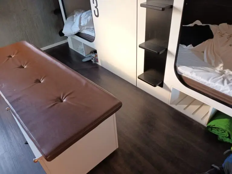 [:en]The floor and seating area of the capsule hotel.[:]
