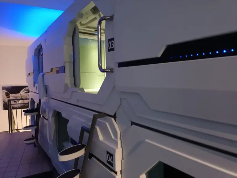 [:en]Sleeping area of a capsule hotel reminiscent of a spacecraft. From the outside[:]