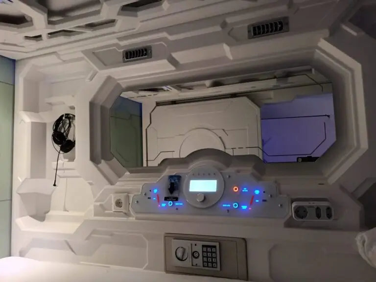 [:en]Sleeping area of a capsule hotel reminiscent of a spacecraft. From the inside.[:]