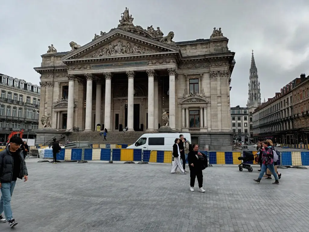 [:en]Brussels Stock Exchange. Old building. People in front.[:]