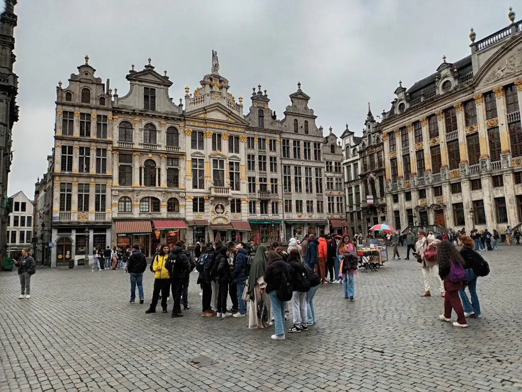 [:en]Brussels Grand Place. Tourist group in front.[:]