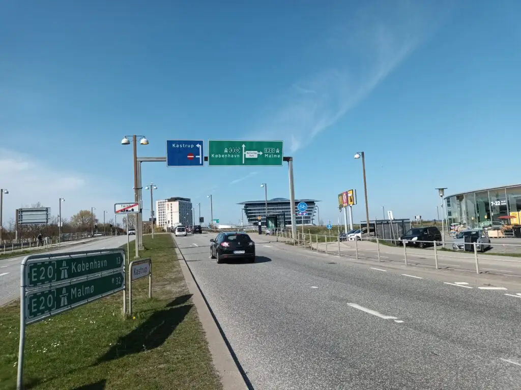 [:en]Cars on the route from Copenhagen to the Oresund Bridge.[:]
