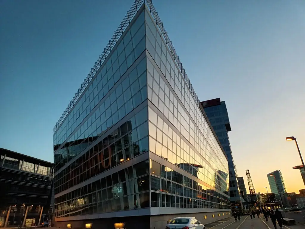 [:en]The so-called Titanic house in Düsseldorf. One corner of the house resembles the bow of a ship.[:]