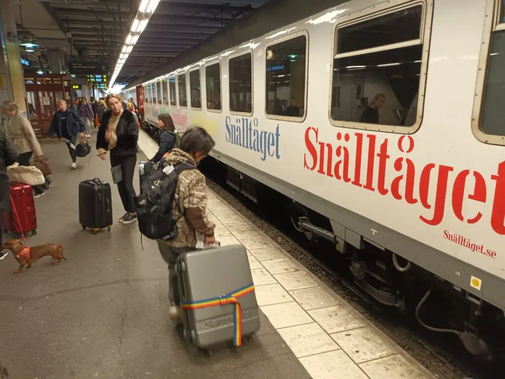 [:en]Snälltåg company's train at Stockholm train station. People are ready to board the train.[:]