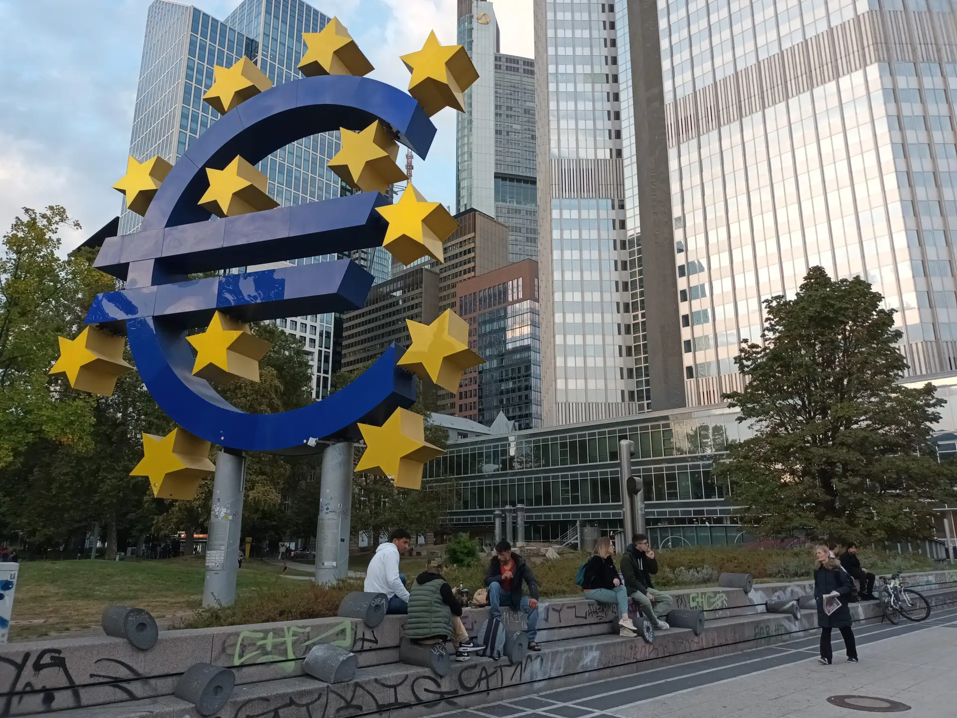 [:en]A large euro sign in front of the European Central Bank in Frankfurt am Main.[:]