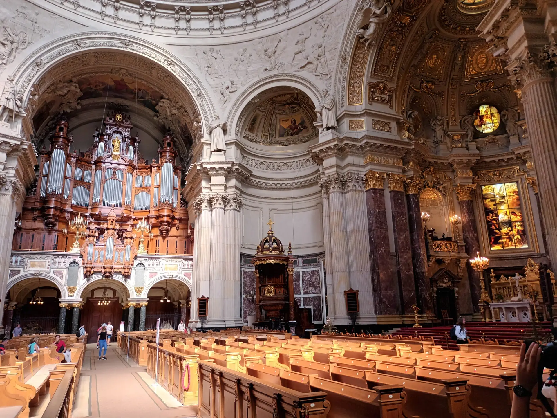 [:en]The interior of the beautiful Berlin church.[:]