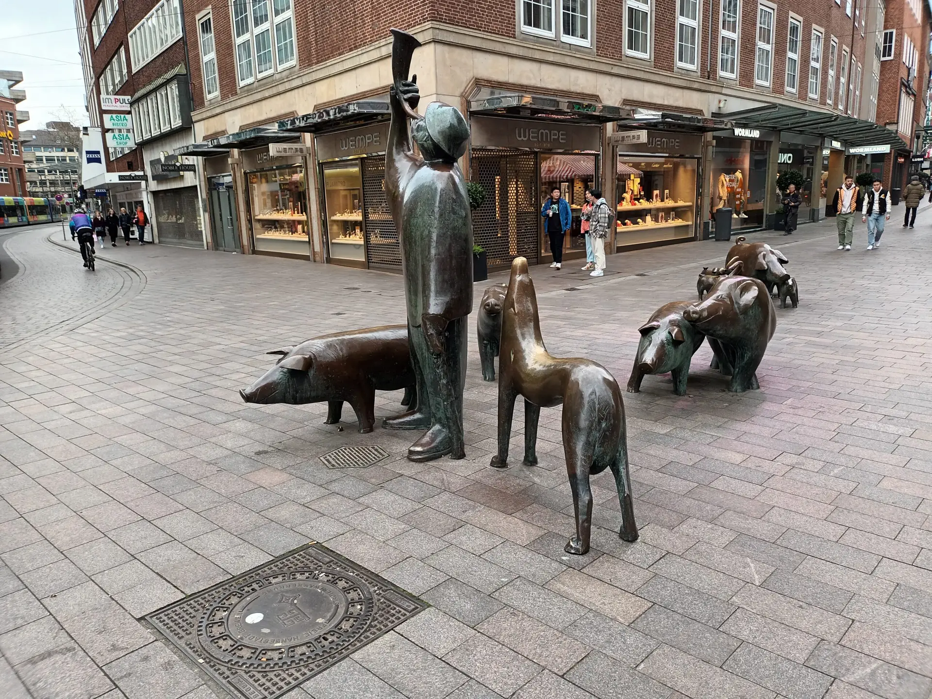 [:en]Statues on Bremen Street. A man and different animals.[:]