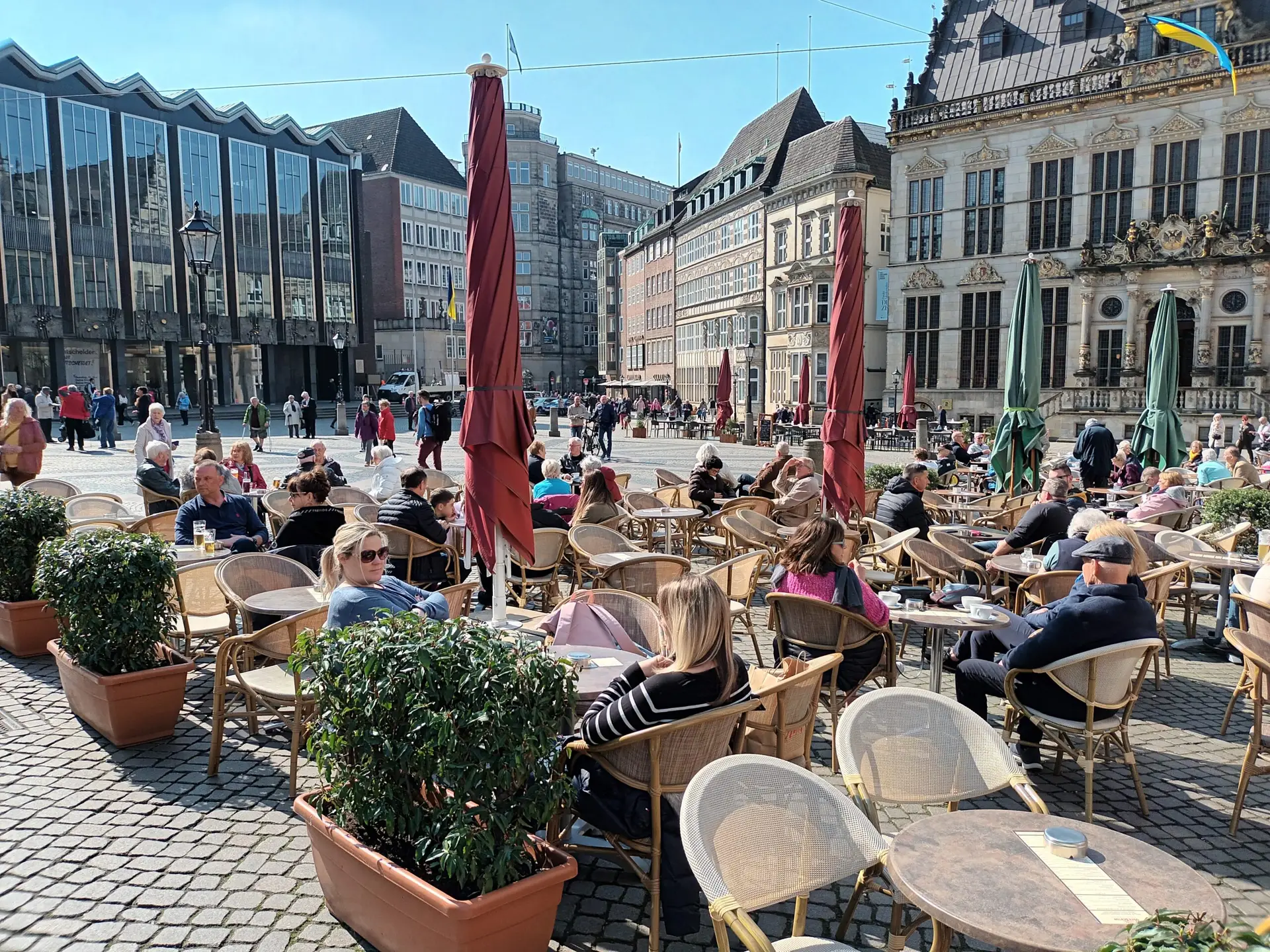 [:en]Street cafe in Bremen. People are sitting at the tables.[:]