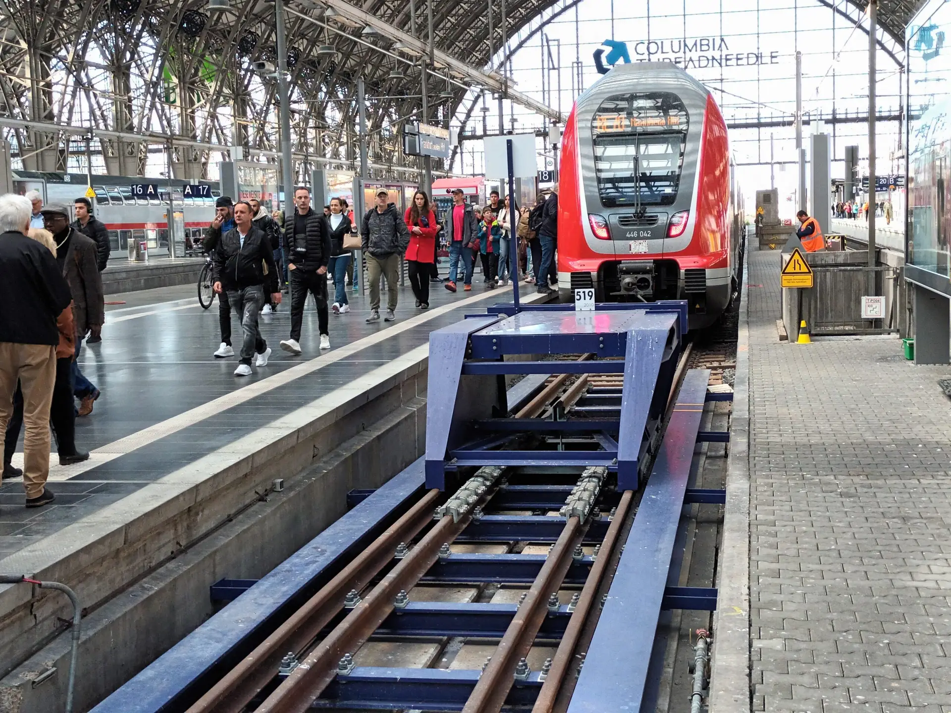 [:en]Train at Frankfurt am Main Central at Train Station[:]