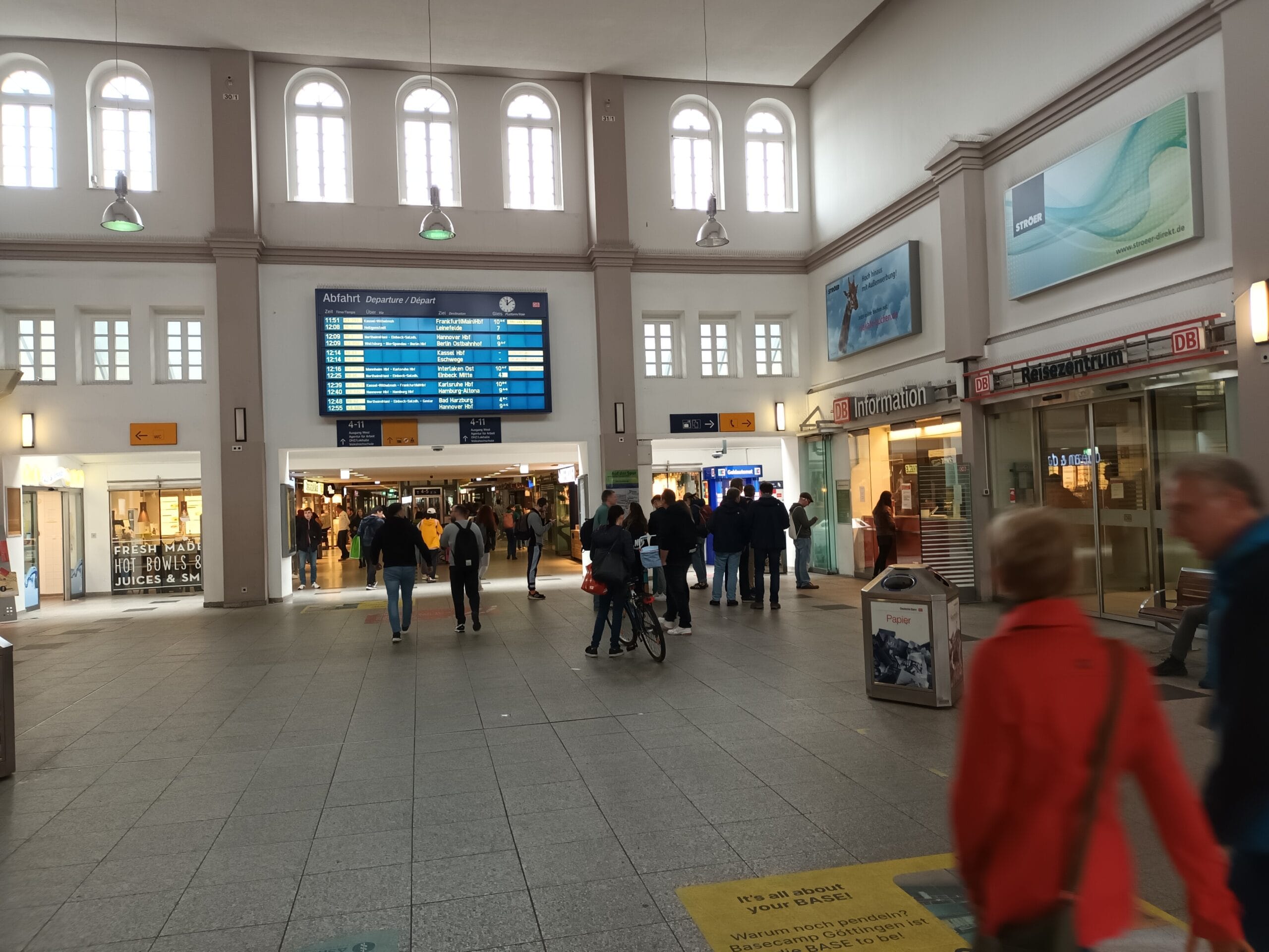 [:en]Interior of Göttingen train station. People.[:]