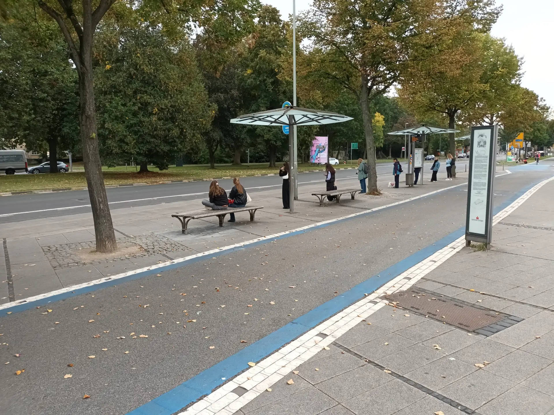 [:en]People are waiting for a bus at a bus station in Göttingen[:]