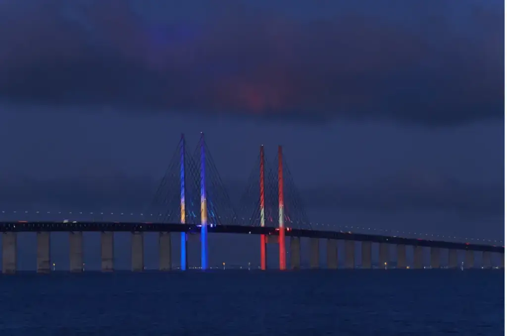 [:en]Öresun Bridge a bridge illuminated in the evening.[:]