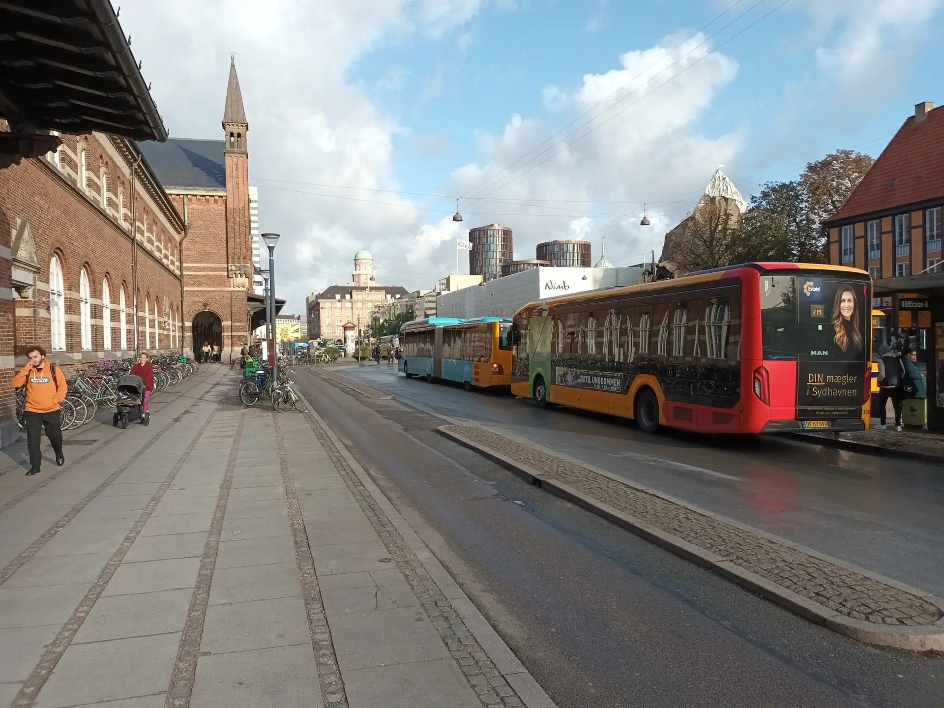 [:en]Street view in Copenhagen.Buses run in front of the main railway station.[:]
