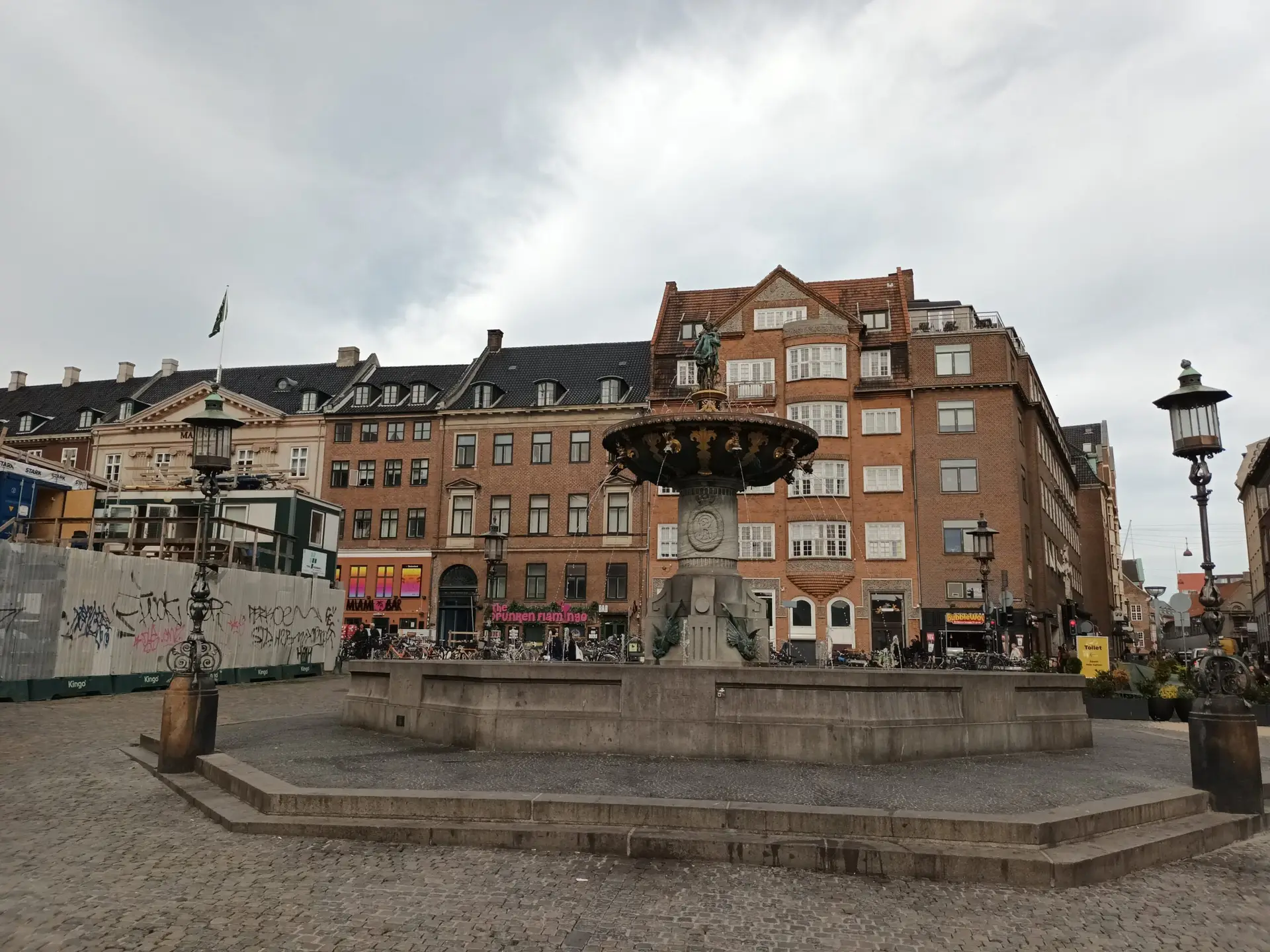[:en]View in central Copenhagen. A large building in the background and a fountain in the foreground.[:]