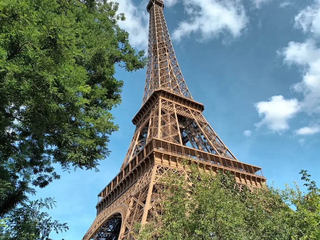 [:en]The Eiffel Tower photographed from the bottom up. photographed from the bottom up.[:]