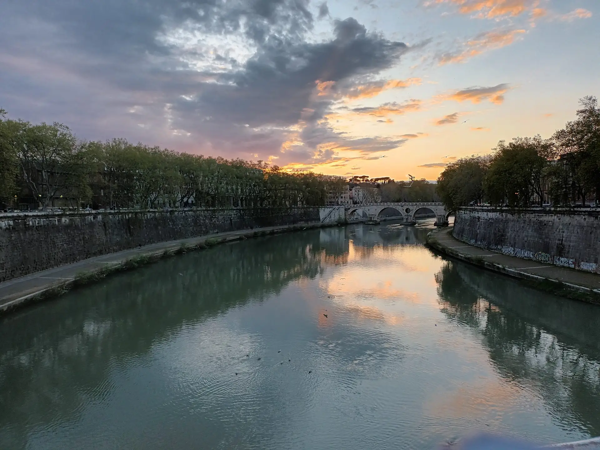 [:en]River landscape in Rome. Evening time.[:]