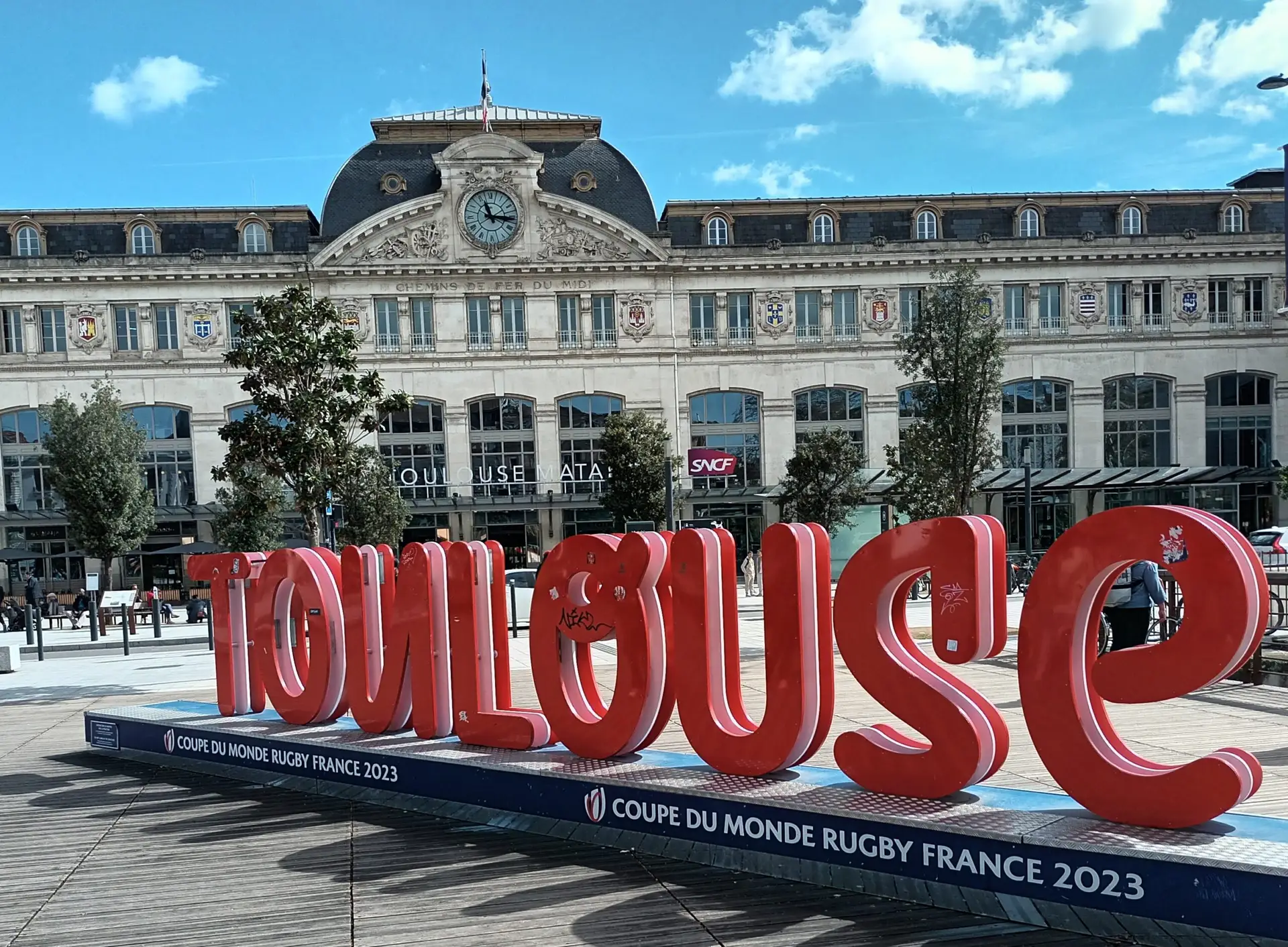 [:en]Toulouse text in large red letters in front of the main train station.[:]