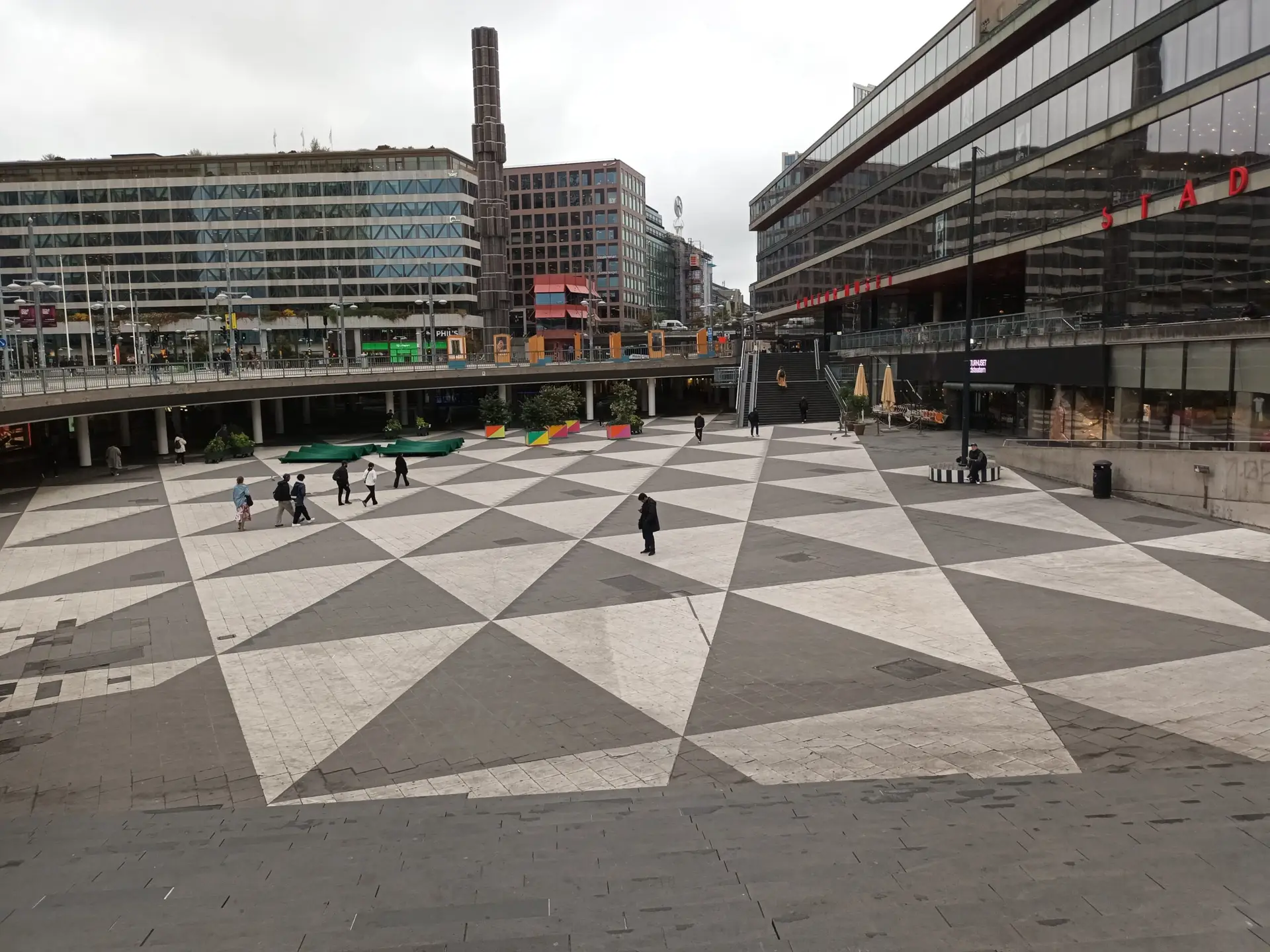 [:en]Sergel`s Square. A few people are walking in the square.[:]