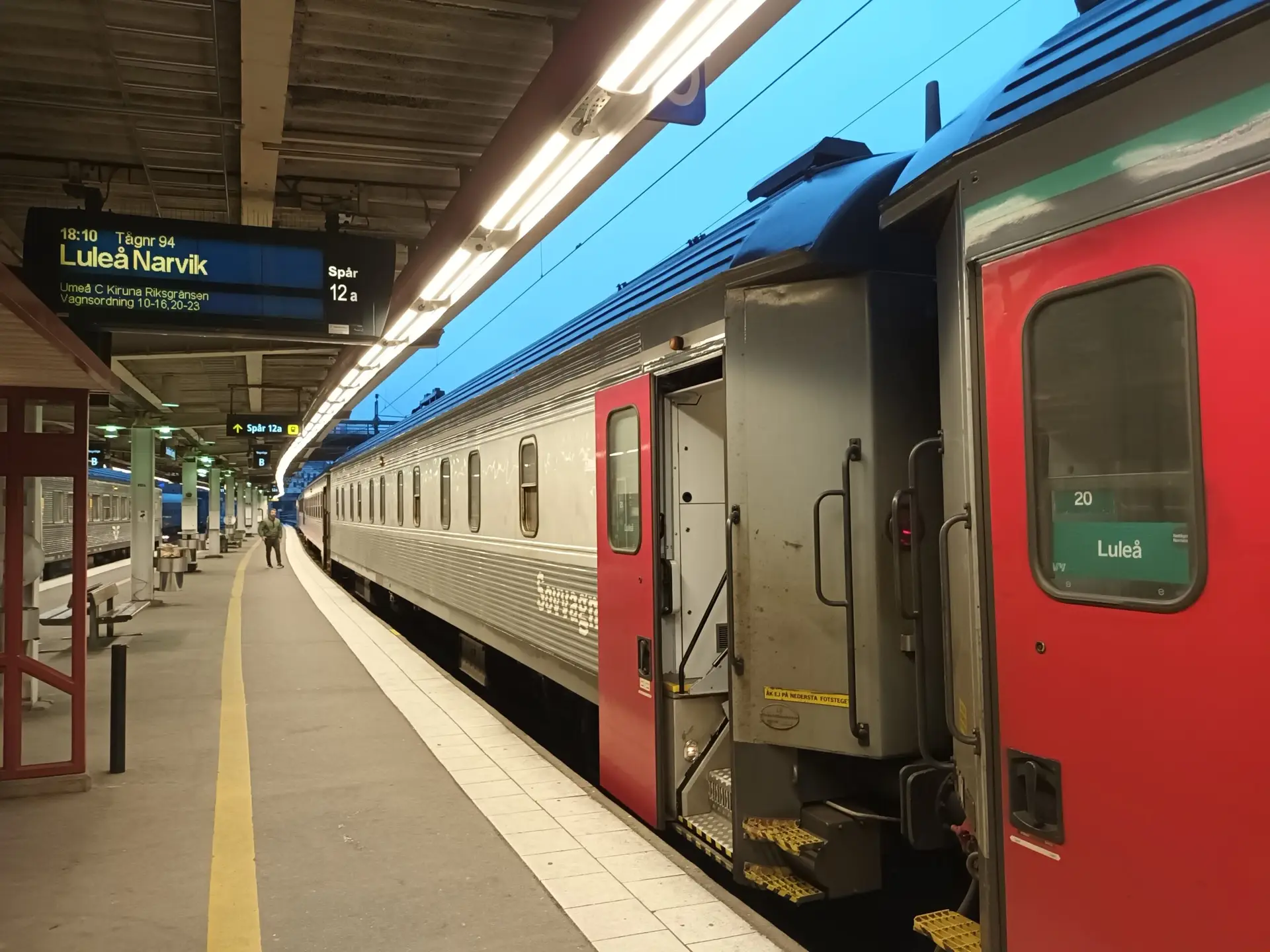 [:en]Train at Stockholm railway station. The doors are open.[:]
