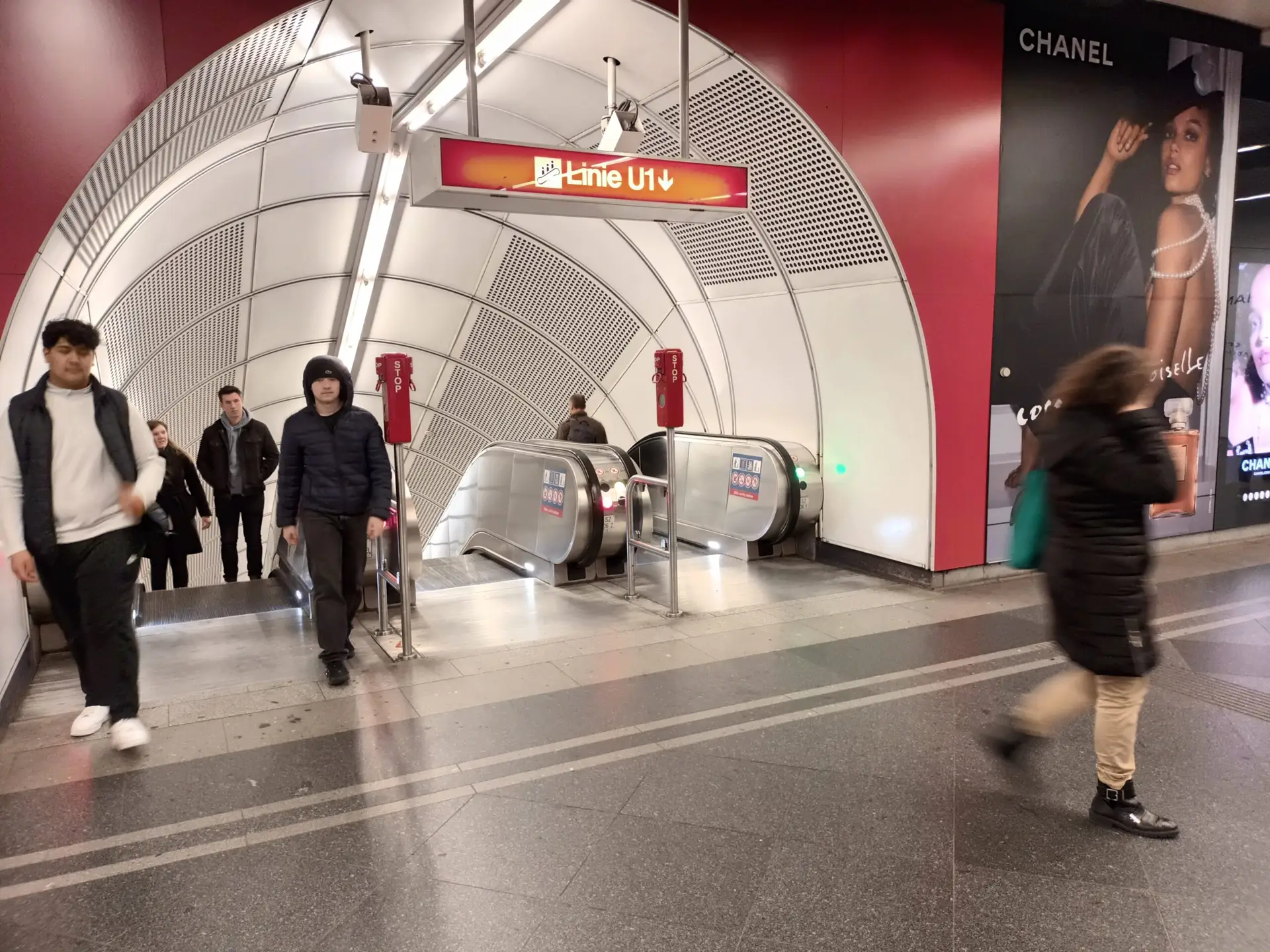 [:en]People in the subway tunnel of Vienna.[:]