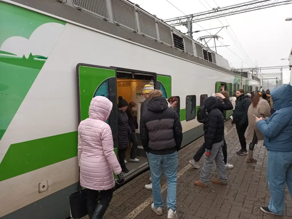 [:en]People are getting on the train.[:]